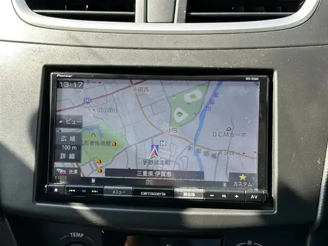 スズキ スイフト スポーツ 三重県 2013(平25)年 5.4万km スノーホワイトパール ナビ（Bluetooth/FM/AM/SD/TV/DISC）/バックカメラ/ドライブレコーダー(前後)/ETC/純正フロアマット/ESP（車両走行安定補助システム）/メタリックグレー加飾付HIDヘッドランプ/オートライト/防眩ミラー/ブラックハニカムメッシュフロントグリル/フロントエアロバンパー/フロントフォグランプ/サイドシル/リアスポイラー/ブラックディフーザー付リアエアロバンパー/専用デュアルマフラー/195/45R17タイヤ/17インチアルミホイール/テネコ製モンローショックアブソーバー/ヘアラインメタルインパネ加飾/シルバー加飾付アナログメーター/マルチインフォメーションディスプレイ/レッドスイッチ入ディンプル革巻きステアリングホイール/パドルシフト/ステンレスペダル/「Sport」刺繍/レッドスイッチ入ブラックスポーツシート/SRSエアバック（運転席/助手席）/イモビライザー/セキュリティアラーム/キーレスプッシュスタートシステム/スペアキー