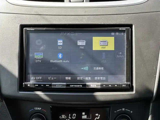 スズキ スイフト スポーツ 三重県 2013(平25)年 5.4万km スノーホワイトパール ナビ（Bluetooth/FM/AM/SD/TV/DISC）/バックカメラ/ドライブレコーダー(前後)/ETC/純正フロアマット/ESP（車両走行安定補助システム）/メタリックグレー加飾付HIDヘッドランプ/オートライト/防眩ミラー/ブラックハニカムメッシュフロントグリル/フロントエアロバンパー/フロントフォグランプ/サイドシル/リアスポイラー/ブラックディフーザー付リアエアロバンパー/専用デュアルマフラー/195/45R17タイヤ/17インチアルミホイール/テネコ製モンローショックアブソーバー/ヘアラインメタルインパネ加飾/シルバー加飾付アナログメーター/マルチインフォメーションディスプレイ/レッドスイッチ入ディンプル革巻きステアリングホイール/パドルシフト/ステンレスペダル/「Sport」刺繍/レッドスイッチ入ブラックスポーツシート/SRSエアバック（運転席/助手席）/イモビライザー/セキュリティアラーム/キーレスプッシュスタートシステム/スペアキー