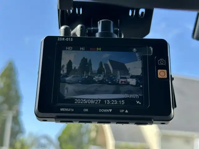 スズキ スイフト スポーツ 三重県 2013(平25)年 5.4万km スノーホワイトパール ナビ（Bluetooth/FM/AM/SD/TV/DISC）/バックカメラ/ドライブレコーダー(前後)/ETC/純正フロアマット/ESP（車両走行安定補助システム）/メタリックグレー加飾付HIDヘッドランプ/オートライト/防眩ミラー/ブラックハニカムメッシュフロントグリル/フロントエアロバンパー/フロントフォグランプ/サイドシル/リアスポイラー/ブラックディフーザー付リアエアロバンパー/専用デュアルマフラー/195/45R17タイヤ/17インチアルミホイール/テネコ製モンローショックアブソーバー/ヘアラインメタルインパネ加飾/シルバー加飾付アナログメーター/マルチインフォメーションディスプレイ/レッドスイッチ入ディンプル革巻きステアリングホイール/パドルシフト/ステンレスペダル/「Sport」刺繍/レッドスイッチ入ブラックスポーツシート/SRSエアバック（運転席/助手席）/イモビライザー/セキュリティアラーム/キーレスプッシュスタートシステム/スペアキー