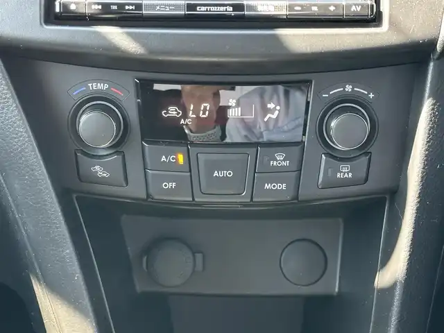 スズキ スイフト スポーツ 三重県 2013(平25)年 5.4万km スノーホワイトパール ナビ（Bluetooth/FM/AM/SD/TV/DISC）/バックカメラ/ドライブレコーダー(前後)/ETC/純正フロアマット/ESP（車両走行安定補助システム）/メタリックグレー加飾付HIDヘッドランプ/オートライト/防眩ミラー/ブラックハニカムメッシュフロントグリル/フロントエアロバンパー/フロントフォグランプ/サイドシル/リアスポイラー/ブラックディフーザー付リアエアロバンパー/専用デュアルマフラー/195/45R17タイヤ/17インチアルミホイール/テネコ製モンローショックアブソーバー/ヘアラインメタルインパネ加飾/シルバー加飾付アナログメーター/マルチインフォメーションディスプレイ/レッドスイッチ入ディンプル革巻きステアリングホイール/パドルシフト/ステンレスペダル/「Sport」刺繍/レッドスイッチ入ブラックスポーツシート/SRSエアバック（運転席/助手席）/イモビライザー/セキュリティアラーム/キーレスプッシュスタートシステム/スペアキー