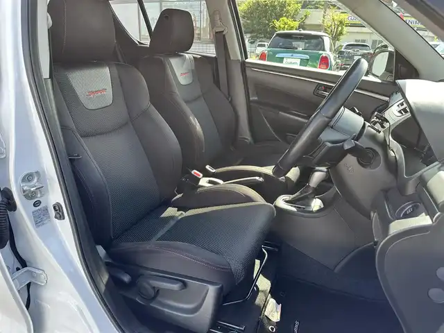 スズキ スイフト スポーツ 三重県 2013(平25)年 5.4万km スノーホワイトパール ナビ（Bluetooth/FM/AM/SD/TV/DISC）/バックカメラ/ドライブレコーダー(前後)/ETC/純正フロアマット/ESP（車両走行安定補助システム）/メタリックグレー加飾付HIDヘッドランプ/オートライト/防眩ミラー/ブラックハニカムメッシュフロントグリル/フロントエアロバンパー/フロントフォグランプ/サイドシル/リアスポイラー/ブラックディフーザー付リアエアロバンパー/専用デュアルマフラー/195/45R17タイヤ/17インチアルミホイール/テネコ製モンローショックアブソーバー/ヘアラインメタルインパネ加飾/シルバー加飾付アナログメーター/マルチインフォメーションディスプレイ/レッドスイッチ入ディンプル革巻きステアリングホイール/パドルシフト/ステンレスペダル/「Sport」刺繍/レッドスイッチ入ブラックスポーツシート/SRSエアバック（運転席/助手席）/イモビライザー/セキュリティアラーム/キーレスプッシュスタートシステム/スペアキー