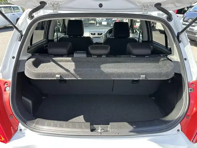 スズキ スイフト スポーツ 三重県 2013(平25)年 5.4万km スノーホワイトパール ナビ（Bluetooth/FM/AM/SD/TV/DISC）/バックカメラ/ドライブレコーダー(前後)/ETC/純正フロアマット/ESP（車両走行安定補助システム）/メタリックグレー加飾付HIDヘッドランプ/オートライト/防眩ミラー/ブラックハニカムメッシュフロントグリル/フロントエアロバンパー/フロントフォグランプ/サイドシル/リアスポイラー/ブラックディフーザー付リアエアロバンパー/専用デュアルマフラー/195/45R17タイヤ/17インチアルミホイール/テネコ製モンローショックアブソーバー/ヘアラインメタルインパネ加飾/シルバー加飾付アナログメーター/マルチインフォメーションディスプレイ/レッドスイッチ入ディンプル革巻きステアリングホイール/パドルシフト/ステンレスペダル/「Sport」刺繍/レッドスイッチ入ブラックスポーツシート/SRSエアバック（運転席/助手席）/イモビライザー/セキュリティアラーム/キーレスプッシュスタートシステム/スペアキー