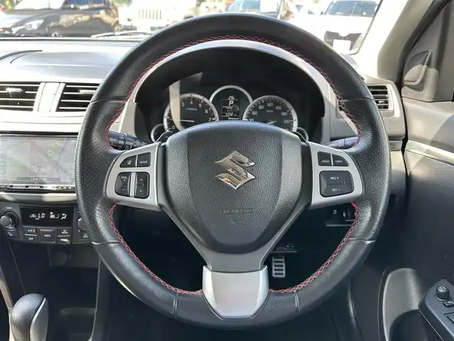 スズキ スイフト スポーツ 三重県 2013(平25)年 5.4万km スノーホワイトパール ナビ（Bluetooth/FM/AM/SD/TV/DISC）/バックカメラ/ドライブレコーダー(前後)/ETC/純正フロアマット/ESP（車両走行安定補助システム）/メタリックグレー加飾付HIDヘッドランプ/オートライト/防眩ミラー/ブラックハニカムメッシュフロントグリル/フロントエアロバンパー/フロントフォグランプ/サイドシル/リアスポイラー/ブラックディフーザー付リアエアロバンパー/専用デュアルマフラー/195/45R17タイヤ/17インチアルミホイール/テネコ製モンローショックアブソーバー/ヘアラインメタルインパネ加飾/シルバー加飾付アナログメーター/マルチインフォメーションディスプレイ/レッドスイッチ入ディンプル革巻きステアリングホイール/パドルシフト/ステンレスペダル/「Sport」刺繍/レッドスイッチ入ブラックスポーツシート/SRSエアバック（運転席/助手席）/イモビライザー/セキュリティアラーム/キーレスプッシュスタートシステム/スペアキー