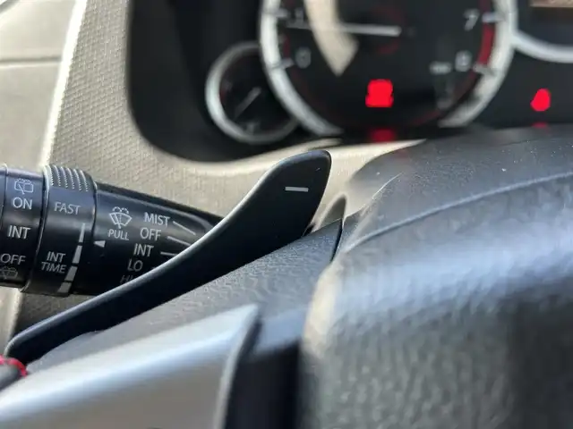 スズキ スイフト スポーツ 三重県 2013(平25)年 5.4万km スノーホワイトパール ナビ（Bluetooth/FM/AM/SD/TV/DISC）/バックカメラ/ドライブレコーダー(前後)/ETC/純正フロアマット/ESP（車両走行安定補助システム）/メタリックグレー加飾付HIDヘッドランプ/オートライト/防眩ミラー/ブラックハニカムメッシュフロントグリル/フロントエアロバンパー/フロントフォグランプ/サイドシル/リアスポイラー/ブラックディフーザー付リアエアロバンパー/専用デュアルマフラー/195/45R17タイヤ/17インチアルミホイール/テネコ製モンローショックアブソーバー/ヘアラインメタルインパネ加飾/シルバー加飾付アナログメーター/マルチインフォメーションディスプレイ/レッドスイッチ入ディンプル革巻きステアリングホイール/パドルシフト/ステンレスペダル/「Sport」刺繍/レッドスイッチ入ブラックスポーツシート/SRSエアバック（運転席/助手席）/イモビライザー/セキュリティアラーム/キーレスプッシュスタートシステム/スペアキー
