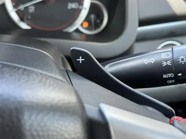 スズキ スイフト スポーツ 三重県 2013(平25)年 5.4万km スノーホワイトパール ナビ（Bluetooth/FM/AM/SD/TV/DISC）/バックカメラ/ドライブレコーダー(前後)/ETC/純正フロアマット/ESP（車両走行安定補助システム）/メタリックグレー加飾付HIDヘッドランプ/オートライト/防眩ミラー/ブラックハニカムメッシュフロントグリル/フロントエアロバンパー/フロントフォグランプ/サイドシル/リアスポイラー/ブラックディフーザー付リアエアロバンパー/専用デュアルマフラー/195/45R17タイヤ/17インチアルミホイール/テネコ製モンローショックアブソーバー/ヘアラインメタルインパネ加飾/シルバー加飾付アナログメーター/マルチインフォメーションディスプレイ/レッドスイッチ入ディンプル革巻きステアリングホイール/パドルシフト/ステンレスペダル/「Sport」刺繍/レッドスイッチ入ブラックスポーツシート/SRSエアバック（運転席/助手席）/イモビライザー/セキュリティアラーム/キーレスプッシュスタートシステム/スペアキー