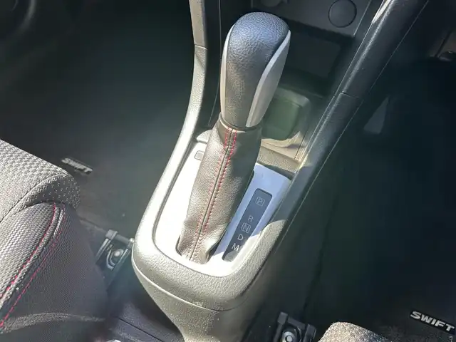 スズキ スイフト スポーツ 三重県 2013(平25)年 5.4万km スノーホワイトパール ナビ（Bluetooth/FM/AM/SD/TV/DISC）/バックカメラ/ドライブレコーダー(前後)/ETC/純正フロアマット/ESP（車両走行安定補助システム）/メタリックグレー加飾付HIDヘッドランプ/オートライト/防眩ミラー/ブラックハニカムメッシュフロントグリル/フロントエアロバンパー/フロントフォグランプ/サイドシル/リアスポイラー/ブラックディフーザー付リアエアロバンパー/専用デュアルマフラー/195/45R17タイヤ/17インチアルミホイール/テネコ製モンローショックアブソーバー/ヘアラインメタルインパネ加飾/シルバー加飾付アナログメーター/マルチインフォメーションディスプレイ/レッドスイッチ入ディンプル革巻きステアリングホイール/パドルシフト/ステンレスペダル/「Sport」刺繍/レッドスイッチ入ブラックスポーツシート/SRSエアバック（運転席/助手席）/イモビライザー/セキュリティアラーム/キーレスプッシュスタートシステム/スペアキー