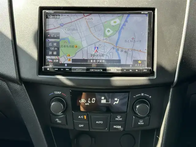 スズキ スイフト スポーツ 三重県 2013(平25)年 5.4万km スノーホワイトパール ナビ（Bluetooth/FM/AM/SD/TV/DISC）/バックカメラ/ドライブレコーダー(前後)/ETC/純正フロアマット/ESP（車両走行安定補助システム）/メタリックグレー加飾付HIDヘッドランプ/オートライト/防眩ミラー/ブラックハニカムメッシュフロントグリル/フロントエアロバンパー/フロントフォグランプ/サイドシル/リアスポイラー/ブラックディフーザー付リアエアロバンパー/専用デュアルマフラー/195/45R17タイヤ/17インチアルミホイール/テネコ製モンローショックアブソーバー/ヘアラインメタルインパネ加飾/シルバー加飾付アナログメーター/マルチインフォメーションディスプレイ/レッドスイッチ入ディンプル革巻きステアリングホイール/パドルシフト/ステンレスペダル/「Sport」刺繍/レッドスイッチ入ブラックスポーツシート/SRSエアバック（運転席/助手席）/イモビライザー/セキュリティアラーム/キーレスプッシュスタートシステム/スペアキー