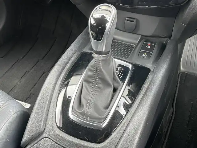 日産 エクストレイル 20Xi Vセレクション 香川県 2022(令4)年 5.2万km ブリリアントホワイトパール 登録時走行距離：51204km/ディーラー純正9型ナビ/　CD DVD BT フルセグTV/全方位カメラ/エマージェンシーブレーキ/レーダークルーズコントロール/レーンキープアシスト/クリアランスソナー/ブラインドスポットモニター/ダウンヒルアシストコントロール/LEDヘッドライト/オートライト/フォグランプ/MTモード付AT/電子パーキングブレーキ/カプロンシート/前席パワーシート/全席シートヒーター/パワーバックドア/ルーフレール/横滑り防止装置/アイドリングストップ/デジタルインナーミラー/ドライブレコーダー/ビルトインETC/プッシュスタート/スマートキー