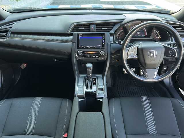 ホンダ シビック ハッチバック 広島県 2018(平30)年 4.8万km クリスタルブラックパール 禁煙/Honda SENSING/・衝突軽減ブレーキ〈CMBS〉/・渋滞追従機能付アダプティブ・クルーズ・コントロール/・LKAS〈車線維持支援システム〉/・路外逸脱抑制機能/・オートハイビーム/・標識認識機能/アジャイルハンドリングアシスト/純正ナビ（VXM-185VFi）/・フルセグ/CD/DVD/Bluetooth/SD/バックカメラ/革巻きステアリング/ステアリングスイッチ/パドルシフト/オートライト/シートヒーター/電動パーキングブレーキ/ブレーキホールド/スマートキー/プッシュスタート/スペアキー/純正ドライブレコーダー/ETC/ピアノブラック・フロントグリル/フロントスポイラー/純正１８インチアルミホイール/W+サイド+カーテンエアバック
