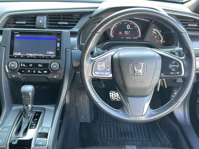 ホンダ シビック ハッチバック 広島県 2018(平30)年 4.8万km クリスタルブラックパール 禁煙/Honda SENSING/・衝突軽減ブレーキ〈CMBS〉/・渋滞追従機能付アダプティブ・クルーズ・コントロール/・LKAS〈車線維持支援システム〉/・路外逸脱抑制機能/・オートハイビーム/・標識認識機能/アジャイルハンドリングアシスト/純正ナビ（VXM-185VFi）/・フルセグ/CD/DVD/Bluetooth/SD/バックカメラ/革巻きステアリング/ステアリングスイッチ/パドルシフト/オートライト/シートヒーター/電動パーキングブレーキ/ブレーキホールド/スマートキー/プッシュスタート/スペアキー/純正ドライブレコーダー/ETC/ピアノブラック・フロントグリル/フロントスポイラー/純正１８インチアルミホイール/W+サイド+カーテンエアバック