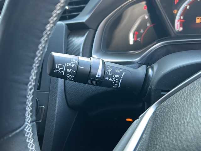 ホンダ シビック ハッチバック 広島県 2018(平30)年 4.8万km クリスタルブラックパール 禁煙/Honda SENSING/・衝突軽減ブレーキ〈CMBS〉/・渋滞追従機能付アダプティブ・クルーズ・コントロール/・LKAS〈車線維持支援システム〉/・路外逸脱抑制機能/・オートハイビーム/・標識認識機能/アジャイルハンドリングアシスト/純正ナビ（VXM-185VFi）/・フルセグ/CD/DVD/Bluetooth/SD/バックカメラ/革巻きステアリング/ステアリングスイッチ/パドルシフト/オートライト/シートヒーター/電動パーキングブレーキ/ブレーキホールド/スマートキー/プッシュスタート/スペアキー/純正ドライブレコーダー/ETC/ピアノブラック・フロントグリル/フロントスポイラー/純正１８インチアルミホイール/W+サイド+カーテンエアバック