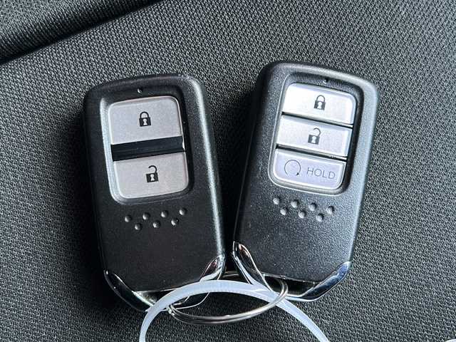 ホンダ シビック ハッチバック 広島県 2018(平30)年 4.8万km クリスタルブラックパール 禁煙/Honda SENSING/・衝突軽減ブレーキ〈CMBS〉/・渋滞追従機能付アダプティブ・クルーズ・コントロール/・LKAS〈車線維持支援システム〉/・路外逸脱抑制機能/・オートハイビーム/・標識認識機能/アジャイルハンドリングアシスト/純正ナビ（VXM-185VFi）/・フルセグ/CD/DVD/Bluetooth/SD/バックカメラ/革巻きステアリング/ステアリングスイッチ/パドルシフト/オートライト/シートヒーター/電動パーキングブレーキ/ブレーキホールド/スマートキー/プッシュスタート/スペアキー/純正ドライブレコーダー/ETC/ピアノブラック・フロントグリル/フロントスポイラー/純正１８インチアルミホイール/W+サイド+カーテンエアバック