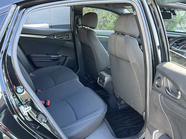 ホンダ シビック ハッチバック 広島県 2018(平30)年 4.8万km クリスタルブラックパール 禁煙/Honda SENSING/・衝突軽減ブレーキ〈CMBS〉/・渋滞追従機能付アダプティブ・クルーズ・コントロール/・LKAS〈車線維持支援システム〉/・路外逸脱抑制機能/・オートハイビーム/・標識認識機能/アジャイルハンドリングアシスト/純正ナビ（VXM-185VFi）/・フルセグ/CD/DVD/Bluetooth/SD/バックカメラ/革巻きステアリング/ステアリングスイッチ/パドルシフト/オートライト/シートヒーター/電動パーキングブレーキ/ブレーキホールド/スマートキー/プッシュスタート/スペアキー/純正ドライブレコーダー/ETC/ピアノブラック・フロントグリル/フロントスポイラー/純正１８インチアルミホイール/W+サイド+カーテンエアバック