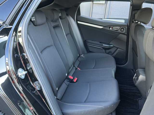 ホンダ シビック ハッチバック 広島県 2018(平30)年 4.8万km クリスタルブラックパール 禁煙/Honda SENSING/・衝突軽減ブレーキ〈CMBS〉/・渋滞追従機能付アダプティブ・クルーズ・コントロール/・LKAS〈車線維持支援システム〉/・路外逸脱抑制機能/・オートハイビーム/・標識認識機能/アジャイルハンドリングアシスト/純正ナビ（VXM-185VFi）/・フルセグ/CD/DVD/Bluetooth/SD/バックカメラ/革巻きステアリング/ステアリングスイッチ/パドルシフト/オートライト/シートヒーター/電動パーキングブレーキ/ブレーキホールド/スマートキー/プッシュスタート/スペアキー/純正ドライブレコーダー/ETC/ピアノブラック・フロントグリル/フロントスポイラー/純正１８インチアルミホイール/W+サイド+カーテンエアバック