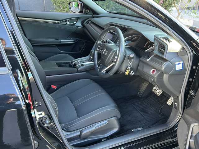 ホンダ シビック ハッチバック 広島県 2018(平30)年 4.8万km クリスタルブラックパール 禁煙/Honda SENSING/・衝突軽減ブレーキ〈CMBS〉/・渋滞追従機能付アダプティブ・クルーズ・コントロール/・LKAS〈車線維持支援システム〉/・路外逸脱抑制機能/・オートハイビーム/・標識認識機能/アジャイルハンドリングアシスト/純正ナビ（VXM-185VFi）/・フルセグ/CD/DVD/Bluetooth/SD/バックカメラ/革巻きステアリング/ステアリングスイッチ/パドルシフト/オートライト/シートヒーター/電動パーキングブレーキ/ブレーキホールド/スマートキー/プッシュスタート/スペアキー/純正ドライブレコーダー/ETC/ピアノブラック・フロントグリル/フロントスポイラー/純正１８インチアルミホイール/W+サイド+カーテンエアバック