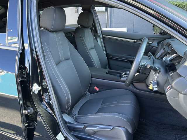 ホンダ シビック ハッチバック 栃木県 2018(平30)年 4.8万km クリスタルブラックパール 禁煙/Honda SENSING/・衝突軽減ブレーキ〈CMBS〉/・渋滞追従機能付アダプティブ・クルーズ・コントロール/・LKAS〈車線維持支援システム〉/・路外逸脱抑制機能/・オートハイビーム/・標識認識機能/アジャイルハンドリングアシスト/純正ナビ（VXM-185VFi）/・フルセグ/CD/DVD/Bluetooth/SD/バックカメラ/革巻きステアリング/ステアリングスイッチ/パドルシフト/オートライト/シートヒーター/電動パーキングブレーキ/ブレーキホールド/スマートキー/プッシュスタート/スペアキー/純正ドライブレコーダー/ETC/ピアノブラック・フロントグリル/フロントスポイラー/純正１８インチアルミホイール/W+サイド+カーテンエアバック