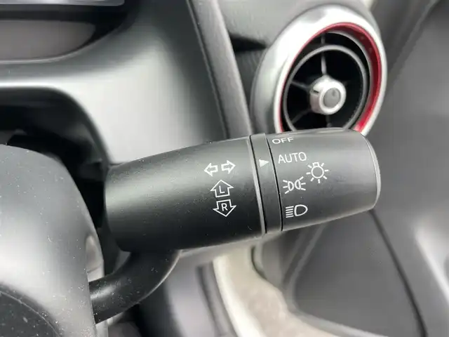 マツダ デミオ 15Sツーリング Lパッケージ 千葉県 2019(平31)年 1.3万km スノーフレイクホワイトパールマイカ 安全機能/・衝突軽減ブレーキ/レーンキープアシスト/・コーナーセンサー(後)/誤発進抑制/・ブラインドスポットモニター/標識認識/メーカー純正ナビ/・フルセグ/BT/DVD/CD/USB/バックカメラ/ステアリングスイッチ/パドルシフト/ETC/ヘッドアップディスプレイ/ハーフレザーシート/シートヒーター(D/N席)/LEDヘッドライト/オートライト/オートハイビーム/スマートキー/プッシュスタート/純正16インチAW/純正フロアマット