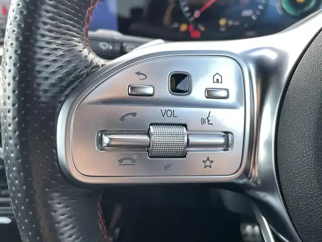 メルセデス・ベンツ Ａ２００ｄ AMGライン 東京都 2019(令1)年 3.4万km シルバー AMGライン/・AMGスタイリングパッケージ/ロゴ付きキャリパー/・本革スポーツステアリング/・レザーDINAMICAシート/・DINAMICAインテリアトリム/・18インチAW/・マルチビームLED/・アダプティブハイビームアシストプラス/ナビゲーションパッケージ/・メルセデスミー/フルセグ/・トラフィックサインアシスト/レーダーセーフティパッケージ/・ディスタンスアシスト/ディストロニック/・プレセーフ/プレサウンド/・緊急回避補助/ブラインドスポット/・アクティブステアリングアシスト/PWシート/シートヒーター/MBUX/10.25インチワイドディスプレイ/タッチコントロールボタン/ハンズフリー/Bluetooth/ワイヤレスチャージャー/ETC