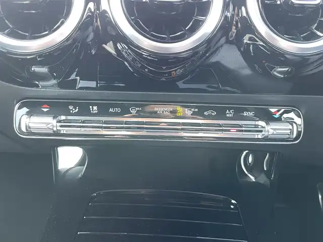 メルセデス・ベンツ Ａ２００ｄ AMGライン 東京都 2019(令1)年 3.4万km シルバー AMGライン/・AMGスタイリングパッケージ/ロゴ付きキャリパー/・本革スポーツステアリング/・レザーDINAMICAシート/・DINAMICAインテリアトリム/・18インチAW/・マルチビームLED/・アダプティブハイビームアシストプラス/ナビゲーションパッケージ/・メルセデスミー/フルセグ/・トラフィックサインアシスト/レーダーセーフティパッケージ/・ディスタンスアシスト/ディストロニック/・プレセーフ/プレサウンド/・緊急回避補助/ブラインドスポット/・アクティブステアリングアシスト/PWシート/シートヒーター/MBUX/10.25インチワイドディスプレイ/タッチコントロールボタン/ハンズフリー/Bluetooth/ワイヤレスチャージャー/ETC