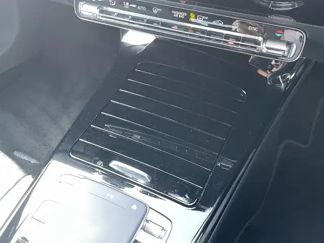 メルセデス・ベンツ Ａ２００ｄ AMGライン 東京都 2019(令1)年 3.4万km シルバー AMGライン/・AMGスタイリングパッケージ/ロゴ付きキャリパー/・本革スポーツステアリング/・レザーDINAMICAシート/・DINAMICAインテリアトリム/・18インチAW/・マルチビームLED/・アダプティブハイビームアシストプラス/ナビゲーションパッケージ/・メルセデスミー/フルセグ/・トラフィックサインアシスト/レーダーセーフティパッケージ/・ディスタンスアシスト/ディストロニック/・プレセーフ/プレサウンド/・緊急回避補助/ブラインドスポット/・アクティブステアリングアシスト/PWシート/シートヒーター/MBUX/10.25インチワイドディスプレイ/タッチコントロールボタン/ハンズフリー/Bluetooth/ワイヤレスチャージャー/ETC