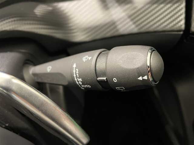 プジョー プジョー ２００８ GT ドライブエディション 熊本県 2021(令3)年 1.8万km 黒 ・ワンオーナー/・スマートキー/・プッシュスタート/・サンルーフ/・アクティブセーフティブレーキ/・トラフィックサインインフォメーション/・疲労検知/・ブラインドスポットモニター/・ディレクショナルヘッドライト/・パーキングアシスト/・パーキングセンサー/・インテリジェントハイビーム/・ハーフレザーシート/・前席シートヒーター /・純正ディスプレイオーディオ/　【Bluetooth・USB・AppleCarPlay・AndroidAuto】/・バックカメラ/・ETC/・ドライブレコーダー(前後録画)/・ワイヤレス充電/・LEDヘッドランプ/・LEDフォグランプ/・純正マット/・保証書/取説