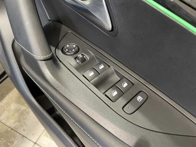 プジョー プジョー ２００８ GT ドライブエディション 熊本県 2021(令3)年 1.8万km 黒 ・ワンオーナー/・スマートキー/・プッシュスタート/・サンルーフ/・アクティブセーフティブレーキ/・トラフィックサインインフォメーション/・疲労検知/・ブラインドスポットモニター/・ディレクショナルヘッドライト/・パーキングアシスト/・パーキングセンサー/・インテリジェントハイビーム/・ハーフレザーシート/・前席シートヒーター /・純正ディスプレイオーディオ/　【Bluetooth・USB・AppleCarPlay・AndroidAuto】/・バックカメラ/・ETC/・ドライブレコーダー(前後録画)/・ワイヤレス充電/・LEDヘッドランプ/・LEDフォグランプ/・純正マット/・保証書/取説