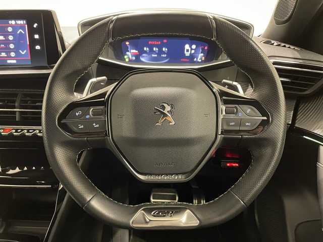 プジョー プジョー ２００８ GT ドライブエディション 熊本県 2021(令3)年 1.8万km 黒 ・ワンオーナー/・スマートキー/・プッシュスタート/・サンルーフ/・アクティブセーフティブレーキ/・トラフィックサインインフォメーション/・疲労検知/・ブラインドスポットモニター/・ディレクショナルヘッドライト/・パーキングアシスト/・パーキングセンサー/・インテリジェントハイビーム/・ハーフレザーシート/・前席シートヒーター /・純正ディスプレイオーディオ/　【Bluetooth・USB・AppleCarPlay・AndroidAuto】/・バックカメラ/・ETC/・ドライブレコーダー(前後録画)/・ワイヤレス充電/・LEDヘッドランプ/・LEDフォグランプ/・純正マット/・保証書/取説