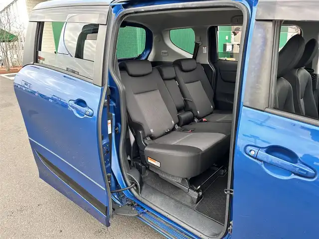 トヨタ シエンタ ハイブリッド ファンベースG 宮城県 2019(平31)年 4.2万km コバルトブルーメタリック LEDランプパッケージ/・オートレベリング機能付LEDヘッドランプ/・オートライト/・LEDフロントフォグランプ/・レッド加飾付クリアレンズLEDリアコンビネーションランプ/パノラミックビュー対応ナビレディパッケージ/・パノラミックビューモニター/・ステアリングスイッチ/・ドアミラーヒーター/インテリジェントクリアランスソナー/シートヒーター（運転席/助手席）/ステアリングヒーター/＝＝＝/セーフティセンス/・プリクラッシュセーフティ/・レーンディパーチャーアラート/・オートマチックハイビーム/先行車発進告知機能/純正ナビ（NSZT-W68T）/・CD/DVD/・Bluetooth/・フルセグTV/ビルトインETC/ドライブレコーダー/革巻きステアリング/電動格納ミラー/純正フロアマット/純正ドアバイザー/Wエアバッグ