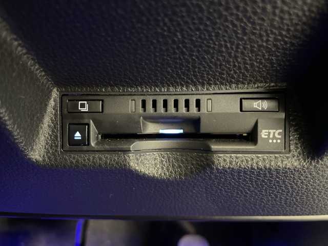 トヨタ ヤリスクロス ハイブリッド Z 長野県 2021(令3)年 8.1万km ホワイトパールクリスタルシャイン ４ＷＤ/純正ナビ/ＣＤ・ＤＶＤ再生/Bluetooth Audio/バックカメラ/前後ドライブレコーダー/衝突被害軽減ブレーキ/オートマチックハイビーム/レーンディパーチャーアラート/Ｄ席パワーシート/前席シートヒーター/LEDヘッドライト/オートライト/純正アルミ＋サマータイヤ車載/Miracast/スマートキーx2/プッシュスタート