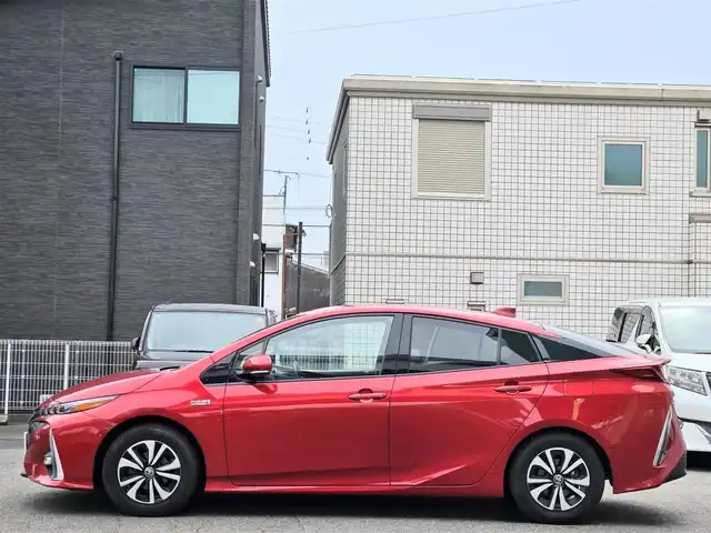 トヨタ プリウス ＰＨＶ A レザーパッケージ 愛知県 2017(平29)年 4万km エモーショナルレッド /禁煙車/ワンオーナー//純正メモリナビ・フルセグTV//バックカメラ/ビルトインETC2.0//ドライブレコーダー(HDR-352GH)//プラグインハイブリッド//充電ケーブル(AC100V.AC200V用)//普通充電＋急速充電インレット//本革シート//運転席パワーシート//前席シートヒーター//トヨタセーフティセンス//プリクラッシュセーフティ//レーンディパーチャーアラート//アダプティブハイビームシステム//レーダークルーズコントロール//ブラインドスポットモニター//インテリジェントクリアランスソナー//シンプルインテリジェントパーキングアシスト//LEDヘッドライト/オートライト//フロントフォグランプ//CFRP製バックドア//革巻きステアリング//ステアリングスイッチ//ステアリングヒーター//純正１５インチアルミ//プッシュスタート//電動格納ミラーウインカー//純正フロアマット//横滑り防止装置//新車保証書/取扱説明書//スペアキー