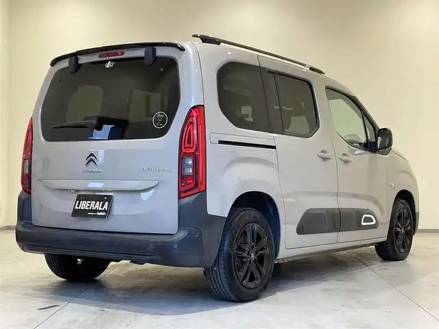 シトロエン ベルランゴ シャイン 熊本県 2022(令4)年 2.8万km サーブル ・スマートキー/・プッシュスタート/・ガラスルーフ/・アクティブセーフティブレーキ/・疲労検知/・インテリジェントハイビーム/・パーキングセンサー/・ブラインドスポットモニター/・クルーズコントロール(追従式)/・純正ディスプレイオーディオ/　【Bluetooth・USB・AppleCarPlay・AndroidAuto】/・バックカメラ＆左サイドカメラ/・ETC/・ドライブレコーダー(前方録画)/・純正マット