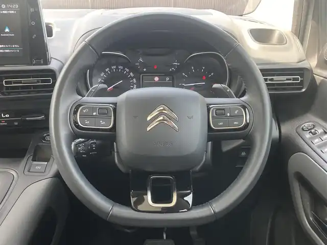 シトロエン ベルランゴ シャイン 熊本県 2022(令4)年 2.8万km サーブル ・スマートキー/・プッシュスタート/・ガラスルーフ/・アクティブセーフティブレーキ/・疲労検知/・インテリジェントハイビーム/・パーキングセンサー/・ブラインドスポットモニター/・クルーズコントロール(追従式)/・純正ディスプレイオーディオ/　【Bluetooth・USB・AppleCarPlay・AndroidAuto】/・バックカメラ＆左サイドカメラ/・ETC/・ドライブレコーダー(前方録画)/・純正マット