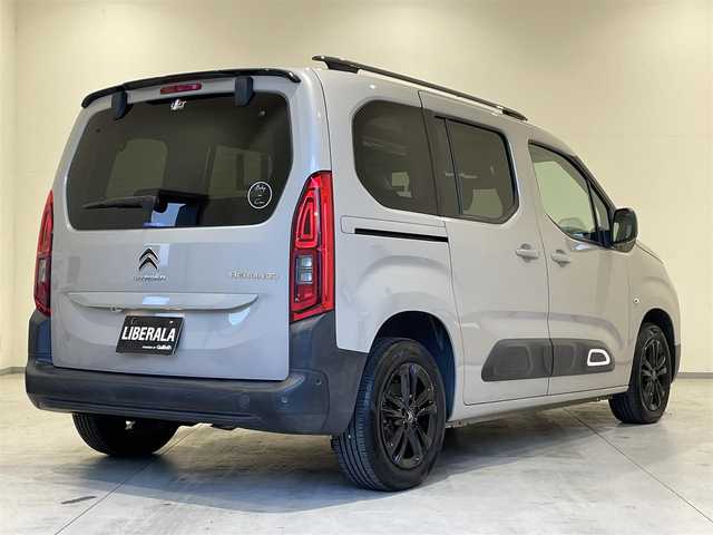 シトロエン ベルランゴ シャイン 熊本県 2022(令4)年 2.8万km サーブル ・スマートキー/・プッシュスタート/・ガラスルーフ/・アクティブセーフティブレーキ/・疲労検知/・インテリジェントハイビーム/・パーキングセンサー/・ブラインドスポットモニター/・クルーズコントロール(追従式)/・純正ディスプレイオーディオ/　【Bluetooth・USB・AppleCarPlay・AndroidAuto】/・バックカメラ＆左サイドカメラ/・ETC/・ドライブレコーダー(前方録画)/・純正マット