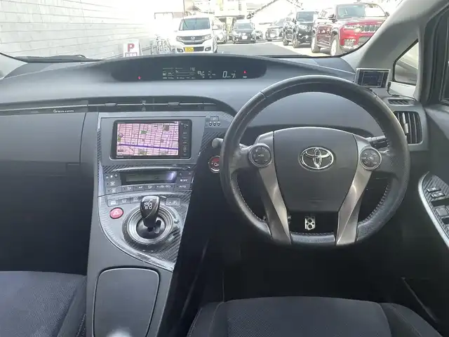 トヨタ プリウス S ツーリングセレ G’s 愛知県 2012(平24)年 14.6万km ホワイトパールクリスタルシャイン G’s専用装備/・エアロバンパー／リアガーニッシュ/・LEDイルミネーションビーム/・ブラック加飾付HIDヘッドライト/・大径マフラー/・専用チューニングサスペンション/・専用18インチAW/・レッドステッチ入ディンプル革巻きステアリング/・カーボン調シフトパネル/・レッドステッチ＆ロゴ刺繍入シート/・ロゴ入レッドパワースイッチ/・アルミペダル/社外HDDナビ〈CN-H500WD〉/DVD／Bluetooth／MS／地デジTV/バックビューカメラ/社外前後ドラレコ〈DRY-TW7500〉/スマートキー