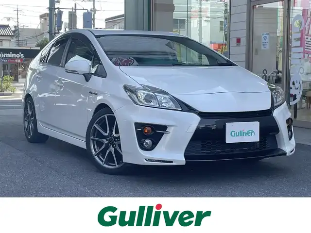 トヨタ プリウス S ツーリングセレ G’s 愛知県 2012(平24)年 14.6万km ホワイトパールクリスタルシャイン G’s専用装備/・エアロバンパー／リアガーニッシュ/・LEDイルミネーションビーム/・ブラック加飾付HIDヘッドライト/・大径マフラー/・専用チューニングサスペンション/・専用18インチAW/・レッドステッチ入ディンプル革巻きステアリング/・カーボン調シフトパネル/・レッドステッチ＆ロゴ刺繍入シート/・ロゴ入レッドパワースイッチ/・アルミペダル/社外HDDナビ〈CN-H500WD〉/DVD／Bluetooth／MS／地デジTV/バックビューカメラ/社外前後ドラレコ〈DRY-TW7500〉/スマートキー