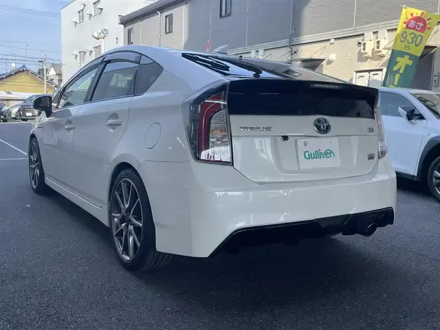 トヨタ プリウス S ツーリングセレ G’s 愛知県 2012(平24)年 14.6万km ホワイトパールクリスタルシャイン G’s専用装備/・エアロバンパー／リアガーニッシュ/・LEDイルミネーションビーム/・ブラック加飾付HIDヘッドライト/・大径マフラー/・専用チューニングサスペンション/・専用18インチAW/・レッドステッチ入ディンプル革巻きステアリング/・カーボン調シフトパネル/・レッドステッチ＆ロゴ刺繍入シート/・ロゴ入レッドパワースイッチ/・アルミペダル/社外HDDナビ〈CN-H500WD〉/DVD／Bluetooth／MS／地デジTV/バックビューカメラ/社外前後ドラレコ〈DRY-TW7500〉/スマートキー