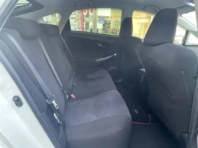 トヨタ プリウス S ツーリングセレ G’s 愛知県 2012(平24)年 14.6万km ホワイトパールクリスタルシャイン G’s専用装備/・エアロバンパー／リアガーニッシュ/・LEDイルミネーションビーム/・ブラック加飾付HIDヘッドライト/・大径マフラー/・専用チューニングサスペンション/・専用18インチAW/・レッドステッチ入ディンプル革巻きステアリング/・カーボン調シフトパネル/・レッドステッチ＆ロゴ刺繍入シート/・ロゴ入レッドパワースイッチ/・アルミペダル/社外HDDナビ〈CN-H500WD〉/DVD／Bluetooth／MS／地デジTV/バックビューカメラ/社外前後ドラレコ〈DRY-TW7500〉/スマートキー