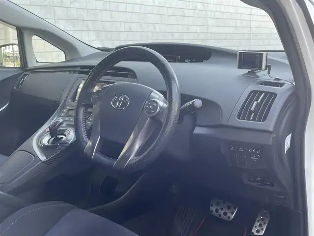 トヨタ プリウス S ツーリングセレ G’s 愛知県 2012(平24)年 14.6万km ホワイトパールクリスタルシャイン G’s専用装備/・エアロバンパー／リアガーニッシュ/・LEDイルミネーションビーム/・ブラック加飾付HIDヘッドライト/・大径マフラー/・専用チューニングサスペンション/・専用18インチAW/・レッドステッチ入ディンプル革巻きステアリング/・カーボン調シフトパネル/・レッドステッチ＆ロゴ刺繍入シート/・ロゴ入レッドパワースイッチ/・アルミペダル/社外HDDナビ〈CN-H500WD〉/DVD／Bluetooth／MS／地デジTV/バックビューカメラ/社外前後ドラレコ〈DRY-TW7500〉/スマートキー