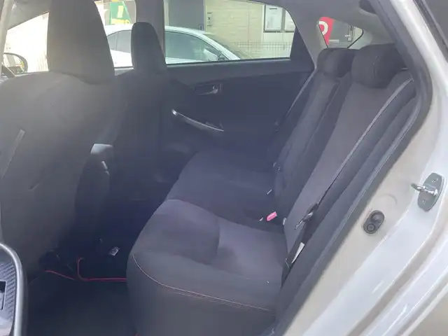 トヨタ プリウス S ツーリングセレ G’s 愛知県 2012(平24)年 14.6万km ホワイトパールクリスタルシャイン G’s専用装備/・エアロバンパー／リアガーニッシュ/・LEDイルミネーションビーム/・ブラック加飾付HIDヘッドライト/・大径マフラー/・専用チューニングサスペンション/・専用18インチAW/・レッドステッチ入ディンプル革巻きステアリング/・カーボン調シフトパネル/・レッドステッチ＆ロゴ刺繍入シート/・ロゴ入レッドパワースイッチ/・アルミペダル/社外HDDナビ〈CN-H500WD〉/DVD／Bluetooth／MS／地デジTV/バックビューカメラ/社外前後ドラレコ〈DRY-TW7500〉/スマートキー