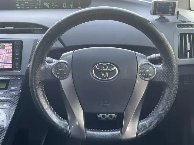 トヨタ プリウス S ツーリングセレ G’s 愛知県 2012(平24)年 14.6万km ホワイトパールクリスタルシャイン G’s専用装備/・エアロバンパー／リアガーニッシュ/・LEDイルミネーションビーム/・ブラック加飾付HIDヘッドライト/・大径マフラー/・専用チューニングサスペンション/・専用18インチAW/・レッドステッチ入ディンプル革巻きステアリング/・カーボン調シフトパネル/・レッドステッチ＆ロゴ刺繍入シート/・ロゴ入レッドパワースイッチ/・アルミペダル/社外HDDナビ〈CN-H500WD〉/DVD／Bluetooth／MS／地デジTV/バックビューカメラ/社外前後ドラレコ〈DRY-TW7500〉/スマートキー
