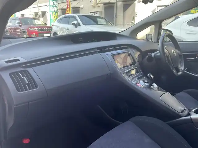 トヨタ プリウス S ツーリングセレ G’s 愛知県 2012(平24)年 14.6万km ホワイトパールクリスタルシャイン G’s専用装備/・エアロバンパー／リアガーニッシュ/・LEDイルミネーションビーム/・ブラック加飾付HIDヘッドライト/・大径マフラー/・専用チューニングサスペンション/・専用18インチAW/・レッドステッチ入ディンプル革巻きステアリング/・カーボン調シフトパネル/・レッドステッチ＆ロゴ刺繍入シート/・ロゴ入レッドパワースイッチ/・アルミペダル/社外HDDナビ〈CN-H500WD〉/DVD／Bluetooth／MS／地デジTV/バックビューカメラ/社外前後ドラレコ〈DRY-TW7500〉/スマートキー