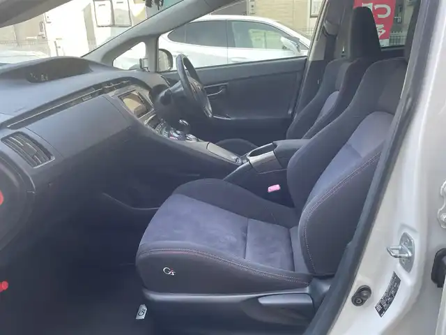 トヨタ プリウス S ツーリングセレ G’s 愛知県 2012(平24)年 14.6万km ホワイトパールクリスタルシャイン G’s専用装備/・エアロバンパー／リアガーニッシュ/・LEDイルミネーションビーム/・ブラック加飾付HIDヘッドライト/・大径マフラー/・専用チューニングサスペンション/・専用18インチAW/・レッドステッチ入ディンプル革巻きステアリング/・カーボン調シフトパネル/・レッドステッチ＆ロゴ刺繍入シート/・ロゴ入レッドパワースイッチ/・アルミペダル/社外HDDナビ〈CN-H500WD〉/DVD／Bluetooth／MS／地デジTV/バックビューカメラ/社外前後ドラレコ〈DRY-TW7500〉/スマートキー