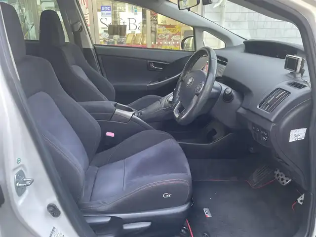 トヨタ プリウス S ツーリングセレ G’s 愛知県 2012(平24)年 14.6万km ホワイトパールクリスタルシャイン G’s専用装備/・エアロバンパー／リアガーニッシュ/・LEDイルミネーションビーム/・ブラック加飾付HIDヘッドライト/・大径マフラー/・専用チューニングサスペンション/・専用18インチAW/・レッドステッチ入ディンプル革巻きステアリング/・カーボン調シフトパネル/・レッドステッチ＆ロゴ刺繍入シート/・ロゴ入レッドパワースイッチ/・アルミペダル/社外HDDナビ〈CN-H500WD〉/DVD／Bluetooth／MS／地デジTV/バックビューカメラ/社外前後ドラレコ〈DRY-TW7500〉/スマートキー