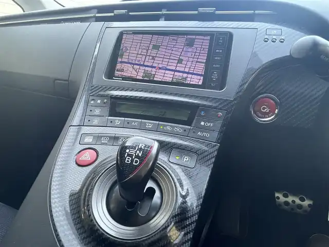 トヨタ プリウス S ツーリングセレ G’s 愛知県 2012(平24)年 14.6万km ホワイトパールクリスタルシャイン G’s専用装備/・エアロバンパー／リアガーニッシュ/・LEDイルミネーションビーム/・ブラック加飾付HIDヘッドライト/・大径マフラー/・専用チューニングサスペンション/・専用18インチAW/・レッドステッチ入ディンプル革巻きステアリング/・カーボン調シフトパネル/・レッドステッチ＆ロゴ刺繍入シート/・ロゴ入レッドパワースイッチ/・アルミペダル/社外HDDナビ〈CN-H500WD〉/DVD／Bluetooth／MS／地デジTV/バックビューカメラ/社外前後ドラレコ〈DRY-TW7500〉/スマートキー