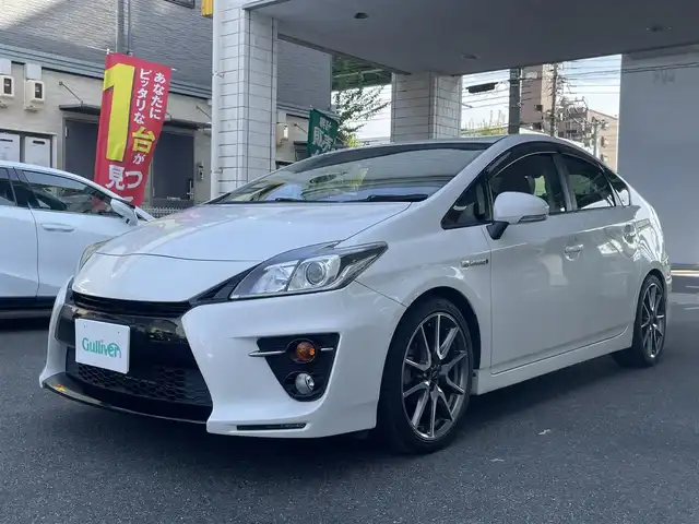 トヨタ プリウス S ツーリングセレ G’s 愛知県 2012(平24)年 14.6万km ホワイトパールクリスタルシャイン G’s専用装備/・エアロバンパー／リアガーニッシュ/・LEDイルミネーションビーム/・ブラック加飾付HIDヘッドライト/・大径マフラー/・専用チューニングサスペンション/・専用18インチAW/・レッドステッチ入ディンプル革巻きステアリング/・カーボン調シフトパネル/・レッドステッチ＆ロゴ刺繍入シート/・ロゴ入レッドパワースイッチ/・アルミペダル/社外HDDナビ〈CN-H500WD〉/DVD／Bluetooth／MS／地デジTV/バックビューカメラ/社外前後ドラレコ〈DRY-TW7500〉/スマートキー