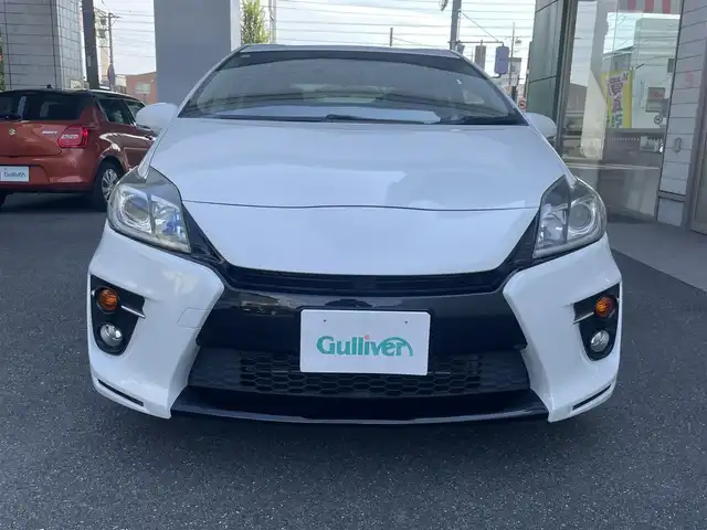 トヨタ プリウス S ツーリングセレ G’s 愛知県 2012(平24)年 14.6万km ホワイトパールクリスタルシャイン G’s専用装備/・エアロバンパー／リアガーニッシュ/・LEDイルミネーションビーム/・ブラック加飾付HIDヘッドライト/・大径マフラー/・専用チューニングサスペンション/・専用18インチAW/・レッドステッチ入ディンプル革巻きステアリング/・カーボン調シフトパネル/・レッドステッチ＆ロゴ刺繍入シート/・ロゴ入レッドパワースイッチ/・アルミペダル/社外HDDナビ〈CN-H500WD〉/DVD／Bluetooth／MS／地デジTV/バックビューカメラ/社外前後ドラレコ〈DRY-TW7500〉/スマートキー
