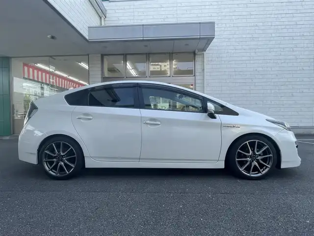 トヨタ プリウス S ツーリングセレ G’s 愛知県 2012(平24)年 14.6万km ホワイトパールクリスタルシャイン G’s専用装備/・エアロバンパー／リアガーニッシュ/・LEDイルミネーションビーム/・ブラック加飾付HIDヘッドライト/・大径マフラー/・専用チューニングサスペンション/・専用18インチAW/・レッドステッチ入ディンプル革巻きステアリング/・カーボン調シフトパネル/・レッドステッチ＆ロゴ刺繍入シート/・ロゴ入レッドパワースイッチ/・アルミペダル/社外HDDナビ〈CN-H500WD〉/DVD／Bluetooth／MS／地デジTV/バックビューカメラ/社外前後ドラレコ〈DRY-TW7500〉/スマートキー