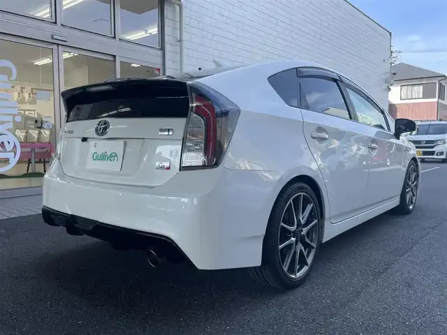 トヨタ プリウス S ツーリングセレ G’s 愛知県 2012(平24)年 14.6万km ホワイトパールクリスタルシャイン G’s専用装備/・エアロバンパー／リアガーニッシュ/・LEDイルミネーションビーム/・ブラック加飾付HIDヘッドライト/・大径マフラー/・専用チューニングサスペンション/・専用18インチAW/・レッドステッチ入ディンプル革巻きステアリング/・カーボン調シフトパネル/・レッドステッチ＆ロゴ刺繍入シート/・ロゴ入レッドパワースイッチ/・アルミペダル/社外HDDナビ〈CN-H500WD〉/DVD／Bluetooth／MS／地デジTV/バックビューカメラ/社外前後ドラレコ〈DRY-TW7500〉/スマートキー