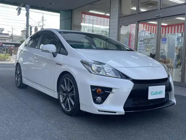 トヨタ プリウス S ツーリングセレ G’s 愛知県 2012(平24)年 14.6万km ホワイトパールクリスタルシャイン G’s専用装備/・エアロバンパー／リアガーニッシュ/・LEDイルミネーションビーム/・ブラック加飾付HIDヘッドライト/・大径マフラー/・専用チューニングサスペンション/・専用18インチAW/・レッドステッチ入ディンプル革巻きステアリング/・カーボン調シフトパネル/・レッドステッチ＆ロゴ刺繍入シート/・ロゴ入レッドパワースイッチ/・アルミペダル/社外HDDナビ〈CN-H500WD〉/DVD／Bluetooth／MS／地デジTV/バックビューカメラ/社外前後ドラレコ〈DRY-TW7500〉/スマートキー