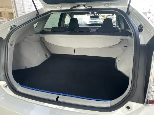 トヨタ プリウス S ツーリングセレ G’s 愛知県 2012(平24)年 14.6万km ホワイトパールクリスタルシャイン G’s専用装備/・エアロバンパー／リアガーニッシュ/・LEDイルミネーションビーム/・ブラック加飾付HIDヘッドライト/・大径マフラー/・専用チューニングサスペンション/・専用18インチAW/・レッドステッチ入ディンプル革巻きステアリング/・カーボン調シフトパネル/・レッドステッチ＆ロゴ刺繍入シート/・ロゴ入レッドパワースイッチ/・アルミペダル/社外HDDナビ〈CN-H500WD〉/DVD／Bluetooth／MS／地デジTV/バックビューカメラ/社外前後ドラレコ〈DRY-TW7500〉/スマートキー